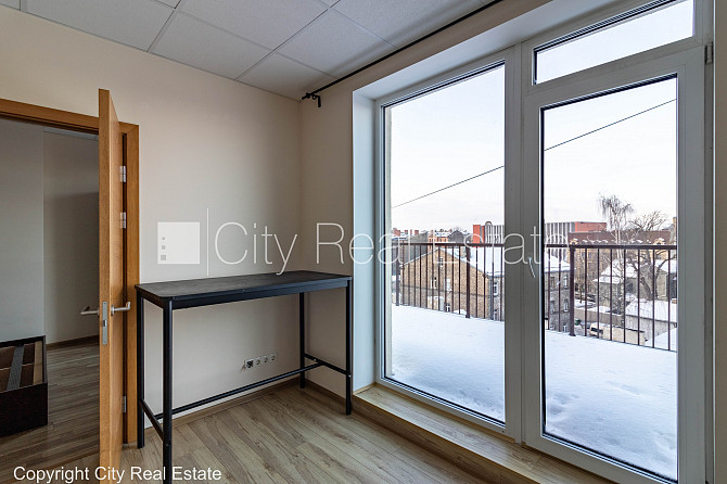 Новостройка, благоустроенный озеленённый двор, вход с улицы, лифт, лестничная Рига - изображение 3