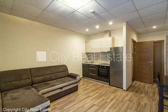 Новостройка, благоустроенный озеленённый двор, вход с улицы, лифт, лестничная Рига