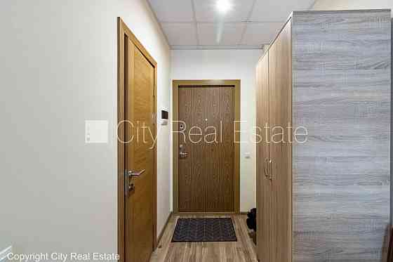 Новостройка, благоустроенный озеленённый двор, вход с улицы, лифт, лестничная Рига