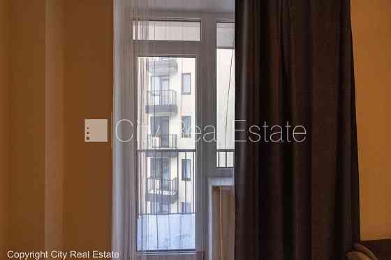 Новостройка, благоустроенный озеленённый двор, вход с улицы, лифт, лестничная Рига