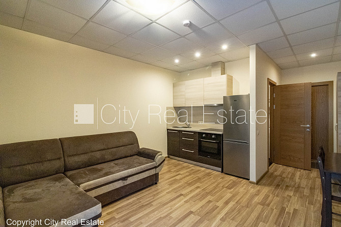 Новостройка, благоустроенный озеленённый двор, вход с улицы, лифт, лестничная Рига - изображение 2