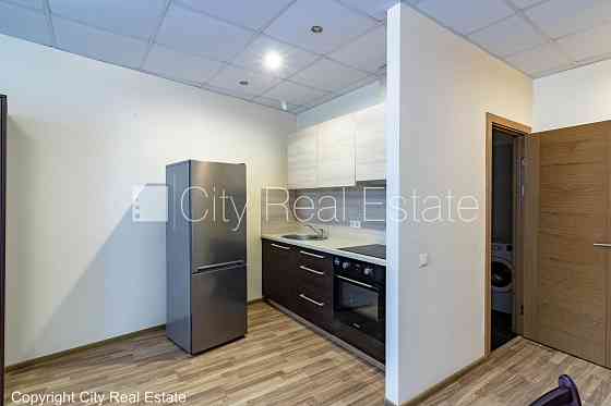 Новостройка, благоустроенный озеленённый двор, вход с улицы, лифт, лестничная Рига