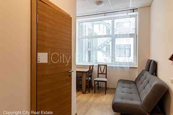 Новостройка, благоустроенный озеленённый двор, вход с улицы, лифт, лестничная Рига