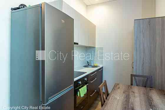 Новостройка, благоустроенный озеленённый двор, вход с улицы, лифт, лестничная Рига