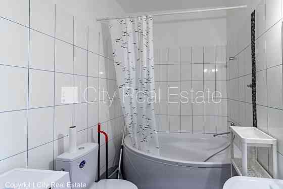 Новостройка, благоустроенный озеленённый двор, вход с улицы, лифт, лестничная Рига