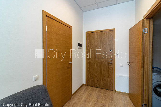 Jaunceltne, labiekārtots apzaļumots pagalms, ieeja no ielas, ir lifts, kāpņu telpa pēc Rīga - foto 4