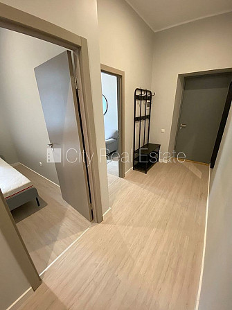 Здание во дворе, реновированный дом, закрытый двор, вход со двора, лестничная Рига - изображение 5