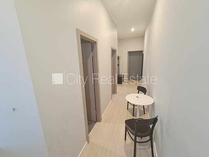 Здание во дворе, реновированный дом, закрытый двор, вход со двора, лестничная Рига - изображение 13