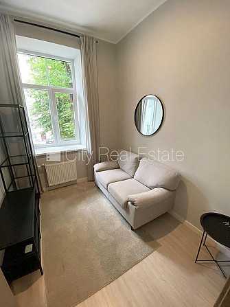 Здание во дворе, реновированный дом, закрытый двор, вход со двора, лестничная Рига - изображение 12