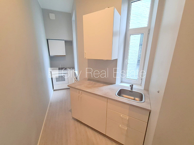 Здание во дворе, реновированный дом, закрытый двор, вход со двора, лестничная Рига - изображение 16