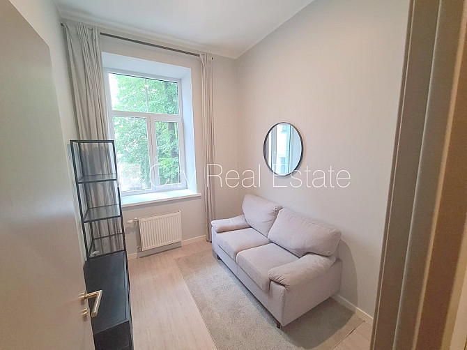 Здание во дворе, реновированный дом, закрытый двор, вход со двора, лестничная Рига - изображение 8