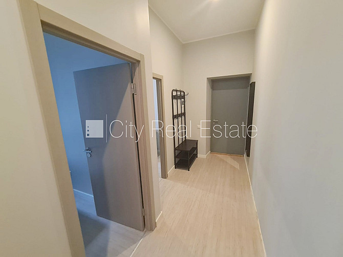 Здание во дворе, реновированный дом, закрытый двор, вход со двора, лестничная Рига - изображение 11