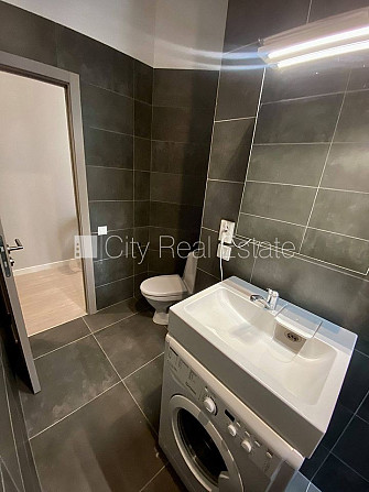 Здание во дворе, реновированный дом, закрытый двор, вход со двора, лестничная Рига - изображение 20