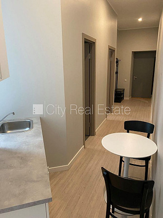 Здание во дворе, реновированный дом, закрытый двор, вход со двора, лестничная Рига - изображение 10