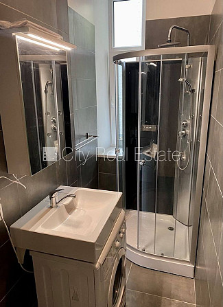 Здание во дворе, реновированный дом, закрытый двор, вход со двора, лестничная Рига - изображение 19