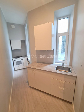 Здание во дворе, реновированный дом, закрытый двор, вход со двора, лестничная Рига - изображение 18