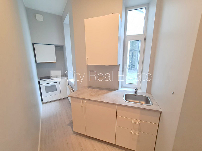 Здание во дворе, реновированный дом, закрытый двор, вход со двора, лестничная Рига - изображение 17