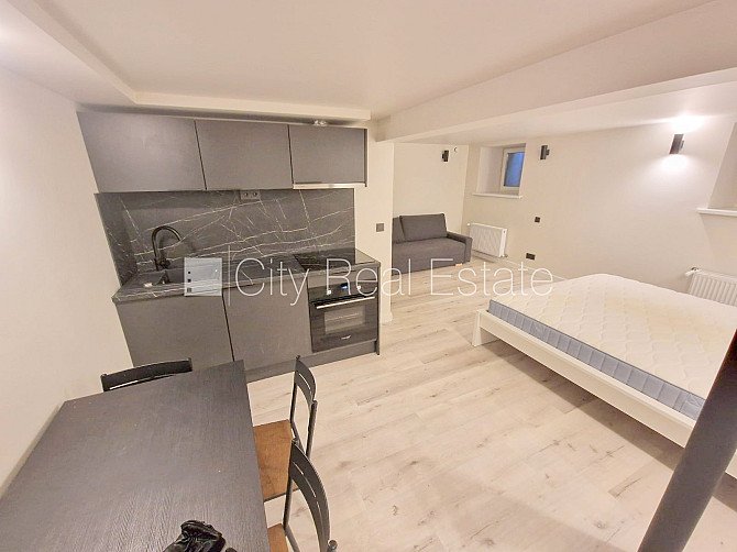 Фасадный дом, реновированный дом, закрытый двор, вход с улицы, полуподвал, Рига - изображение 1