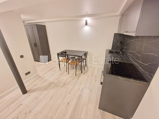 Фасадный дом, реновированный дом, закрытый двор, вход с улицы, полуподвал, Рига - изображение 11