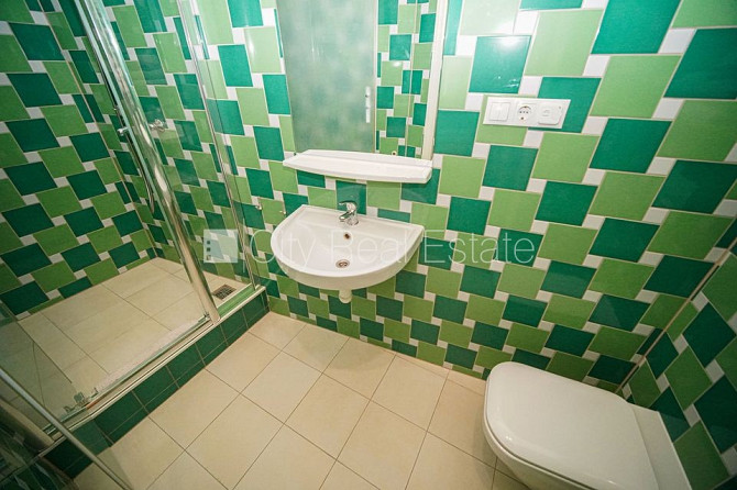 Fasādes māja, renovēta māja, ieeja no ielas, ir lifts, kāpņu telpa pēc kosmētiskā remonta, Rīga - foto 10