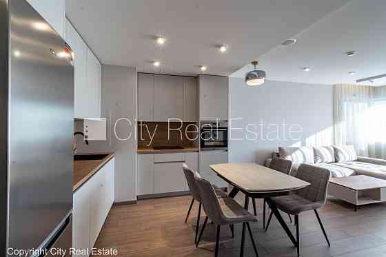 Реновированный дом, закрытый двор, вход с улицы, лестничная клетка после Рига