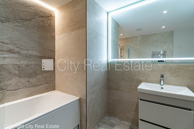 Реновированный дом, закрытый двор, вход с улицы, лестничная клетка после Рига - изображение 17