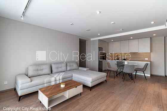 Новостройка, здание во дворе, благоустроенная озеленённая территория, Рига