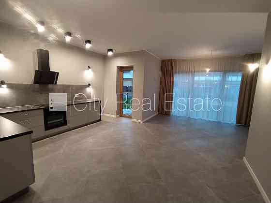 Частный дом, благоустроенный озеленённый двор, территория обнесена железным Rīga