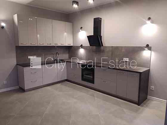 Частный дом, благоустроенный озеленённый двор, территория обнесена железным Rīga