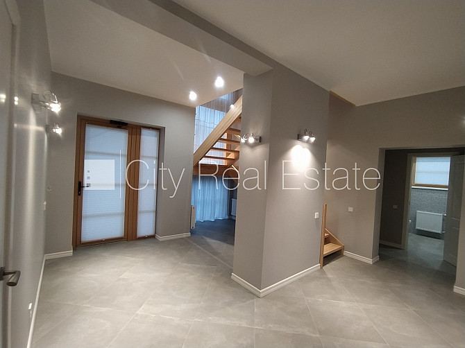 Privātmāja, labiekārtots apzaļumots pagalms, iežogota teritorija ar metāla sētu, garāža Rīga - foto 6