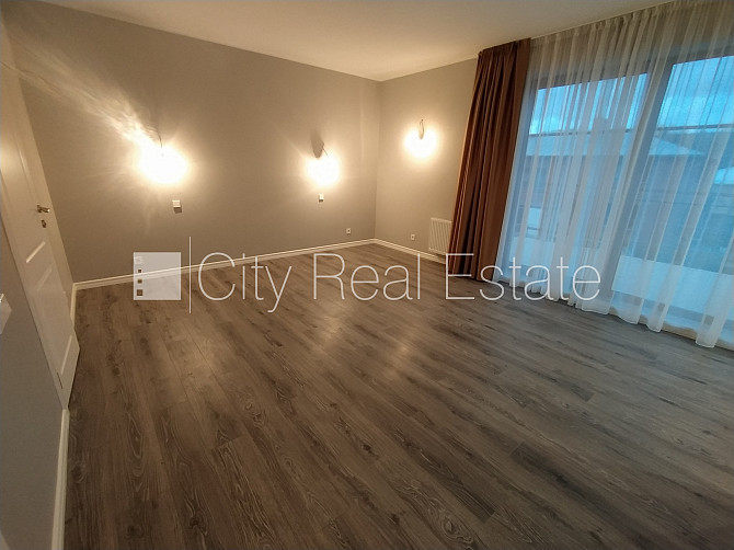 Privātmāja, labiekārtots apzaļumots pagalms, iežogota teritorija ar metāla sētu, garāža Rīga - foto 9