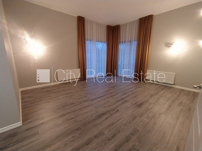 Privātmāja, labiekārtots apzaļumots pagalms, iežogota teritorija ar metāla sētu, garāža Rīga - foto 12