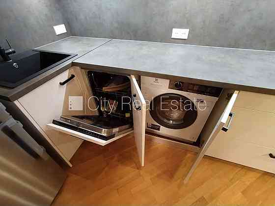 Земля в собственности, фасадный дом, реновированный дом, поменянное покрытие Рига