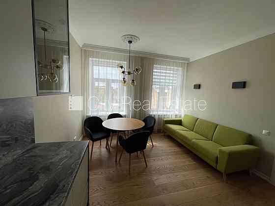 Фасадный дом, закрытый двор, место для машины, вход с улицы, окна выходят во двор, Рига