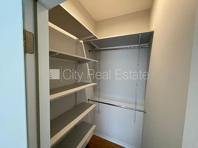 Fasādes māja, slēgts pagalms, vieta automašīnai, ieeja no ielas, logi vērsti uz pagalma pusi, Rīga - foto 13