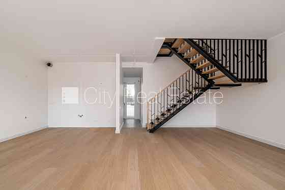 Рядный дом, благоустроенная озеленённая территория, закрытая территория, место Rīga