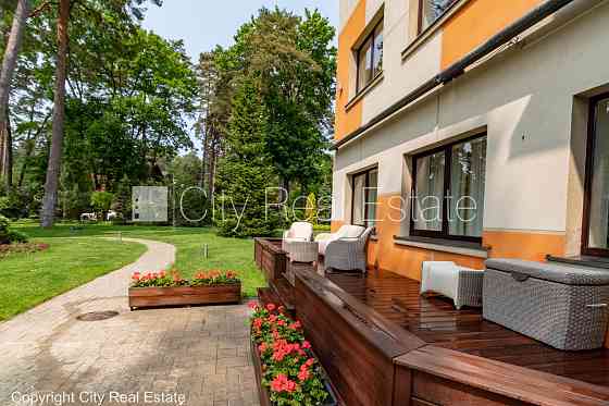 Новостройка, благоустроенная озеленённая территория, въездные ворота оснащены Юрмала