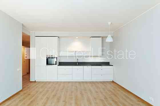 Новостройка, благоустроенный озеленённый двор, гараж на одну машину, лифт, Рига