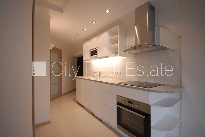 Pagalma ēka, slēgts pagalms, ieeja no pagalma, kāpņu telpa pēc kosmētiskā remonta, logi Rīga - foto 20