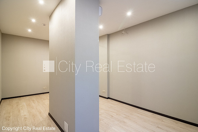 Pagalma ēka, slēgts pagalms, ieeja no pagalma, kāpņu telpa pēc kosmētiskā remonta, logi Rīga - foto 11