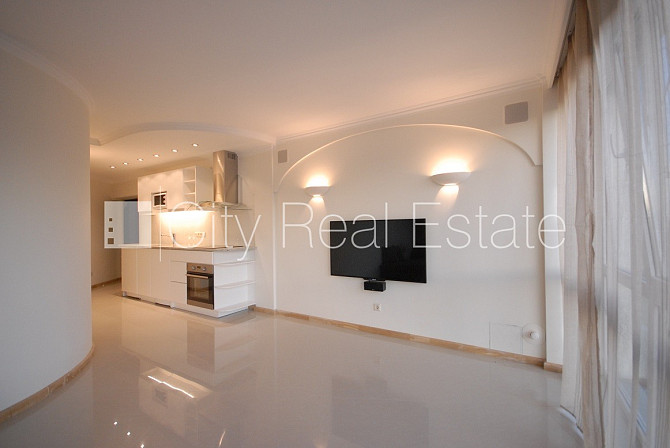 Pagalma ēka, slēgts pagalms, ieeja no pagalma, kāpņu telpa pēc kosmētiskā remonta, logi Rīga - foto 18