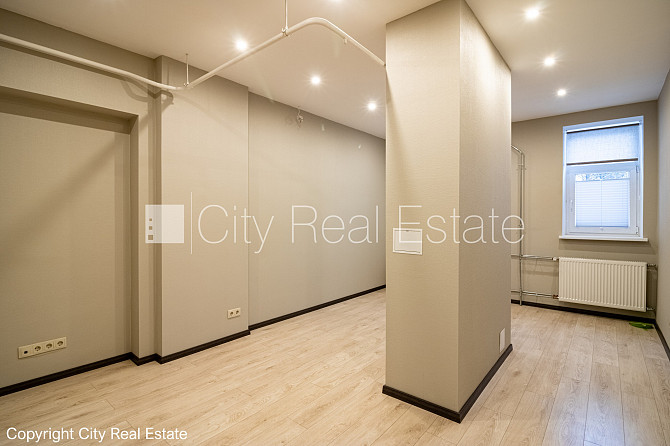 Pagalma ēka, slēgts pagalms, ieeja no pagalma, kāpņu telpa pēc kosmētiskā remonta, logi Rīga - foto 10