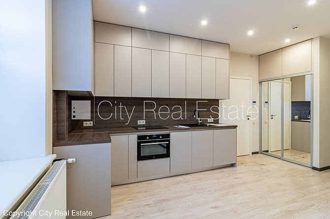 Pagalma ēka, slēgts pagalms, ieeja no pagalma, kāpņu telpa pēc kosmētiskā remonta, logi Rīga - foto 3