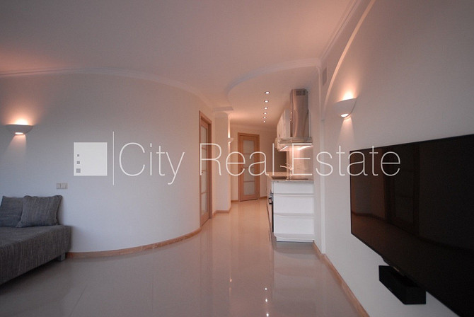 Pagalma ēka, slēgts pagalms, ieeja no pagalma, kāpņu telpa pēc kosmētiskā remonta, logi Rīga - foto 19