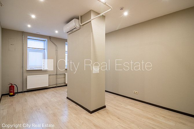 Pagalma ēka, slēgts pagalms, ieeja no pagalma, kāpņu telpa pēc kosmētiskā remonta, logi Rīga - foto 9