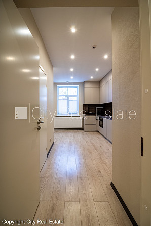 Pagalma ēka, slēgts pagalms, ieeja no pagalma, kāpņu telpa pēc kosmētiskā remonta, logi Rīga - foto 8