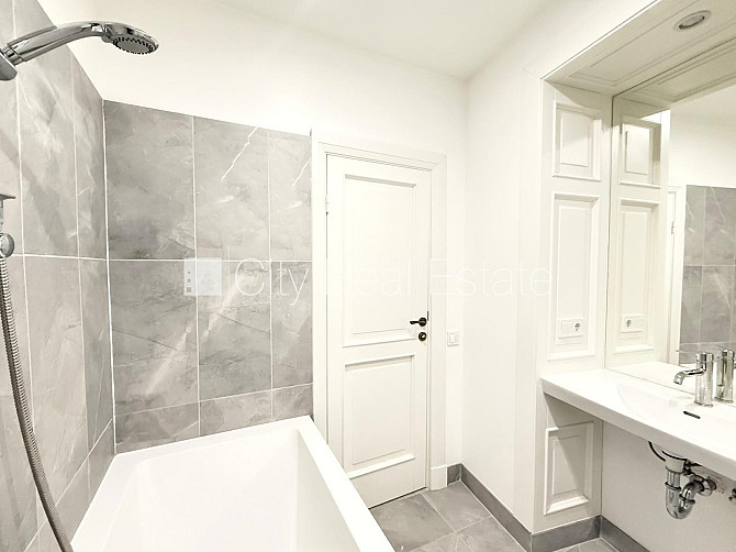 Фасадный дом, реновированный дом, закрытый двор, вход с улицы, апартаменты люкс, Рига - изображение 17