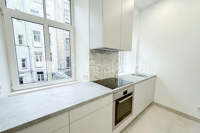 Фасадный дом, реновированный дом, закрытый двор, вход с улицы, апартаменты люкс, Рига - изображение 4