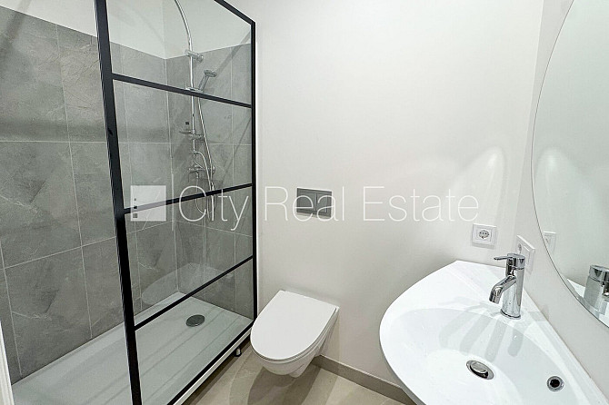 Фасадный дом, реновированный дом, закрытый двор, вход с улицы, апартаменты люкс, Рига - изображение 9