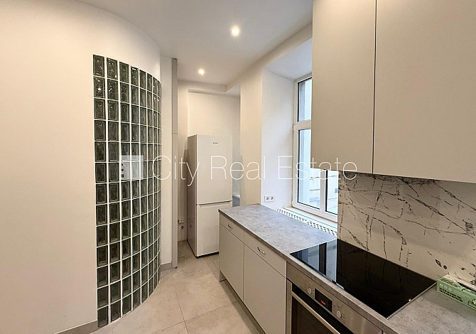 Фасадный дом, реновированный дом, закрытый двор, вход с улицы, апартаменты люкс, Рига - изображение 12